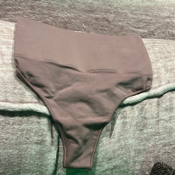 Skims Mid-Core Control Shapeware Thong - Picture 10 of 11